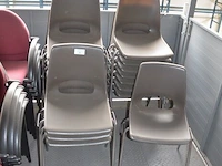 18 bruine pvc stapelstoelen met crome onderstel - afbeelding 1 van  3