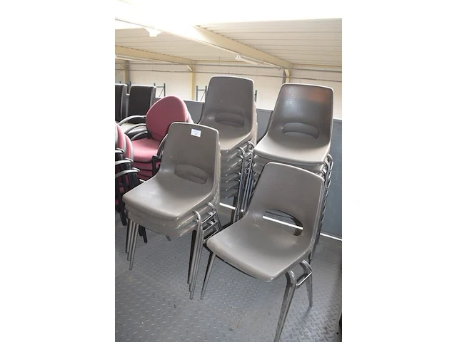18 bruine pvc stapelstoelen met crome onderstel - afbeelding 2 van  3