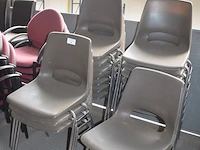 18 bruine pvc stapelstoelen met crome onderstel - afbeelding 2 van  3