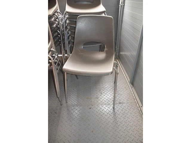18 bruine pvc stapelstoelen met crome onderstel - afbeelding 3 van  3