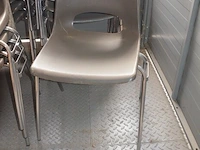 18 bruine pvc stapelstoelen met crome onderstel - afbeelding 3 van  3