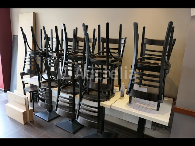 18 dearend niet-stapelbare beukenhouten stoelen - afbeelding 5 van  5