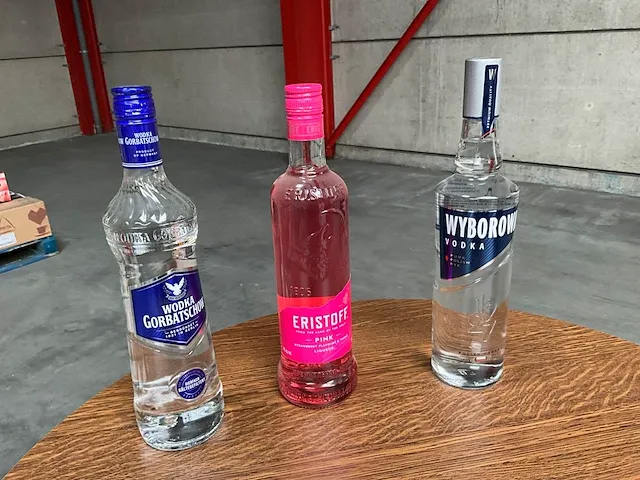 18 diverse flessen vodka eristoff, wyborowa, gorbatschow - afbeelding 1 van  7