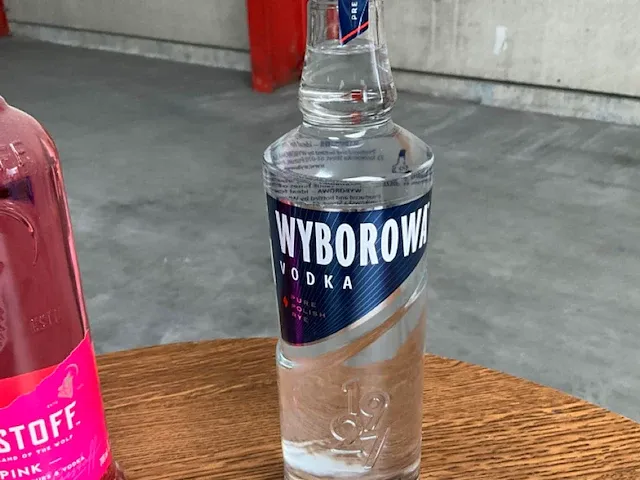 18 diverse flessen vodka eristoff, wyborowa, gorbatschow - afbeelding 2 van  7