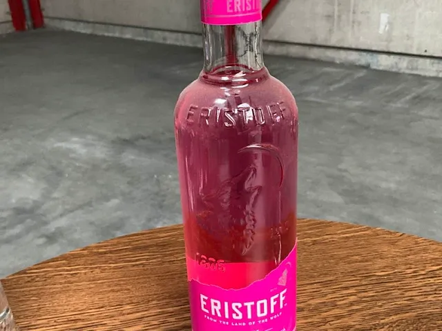 18 diverse flessen vodka eristoff, wyborowa, gorbatschow - afbeelding 4 van  7