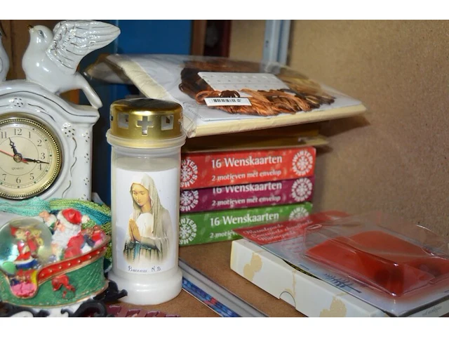 18 sierstukken, parij wenskaarten, 2 noveenkaarsen, 2 tabakspijpen hilson unicorn - afbeelding 9 van  13