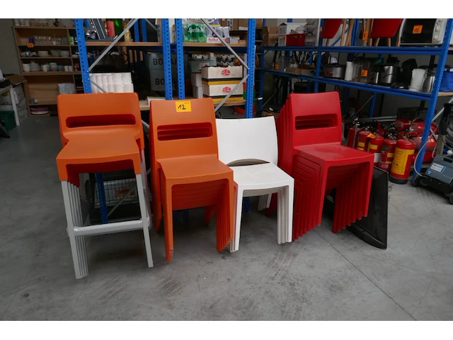 18 stapelbare stoelen + 5 barkrukken sai - afbeelding 1 van  7