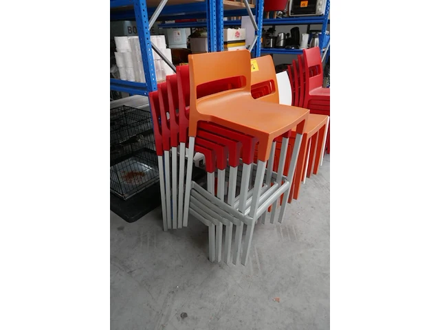 18 stapelbare stoelen + 5 barkrukken sai - afbeelding 2 van  7