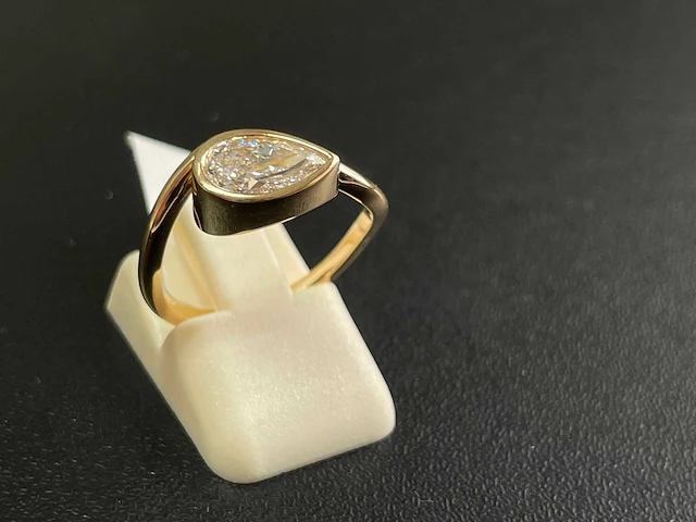 18k geelgouden bezel ring 1.05 ct pear diamant - d/vvs2 - afbeelding 2 van  3