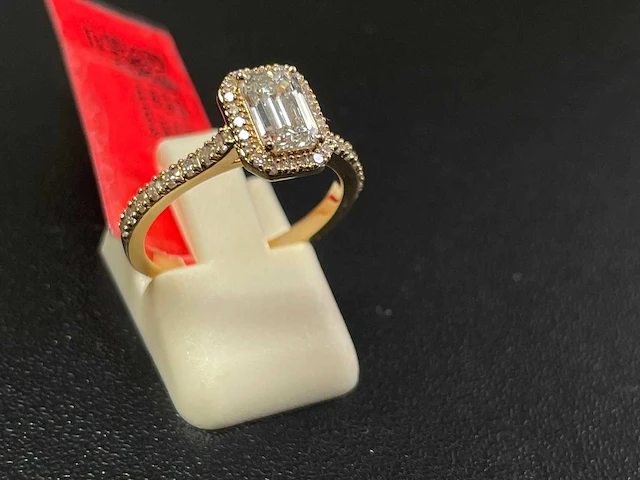 18k geelgouden hallo en pave ring met 1.23 ct emerald diamant - e/vvs - afbeelding 2 van  3