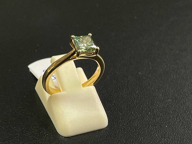 18k geelgouden ring met fancy vivid green princess 1.02 ct diamant - afbeelding 2 van  3