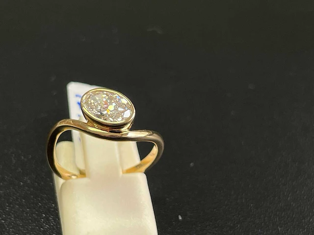 18k geelgouden solitaire hallo ring met 2.04 ct ovaal diamant - f/vs1 - afbeelding 1 van  3