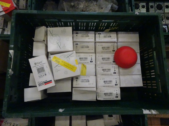 18x stapelbare kunststof bak + inhoud - afbeelding 36 van  50