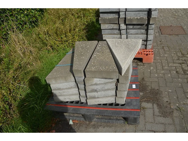 19 betonnen hoek borduren (zonder pvc pallet) - afbeelding 2 van  3