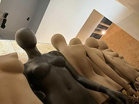 19 diverse vrouwebustes op staander - afbeelding 7 van  14