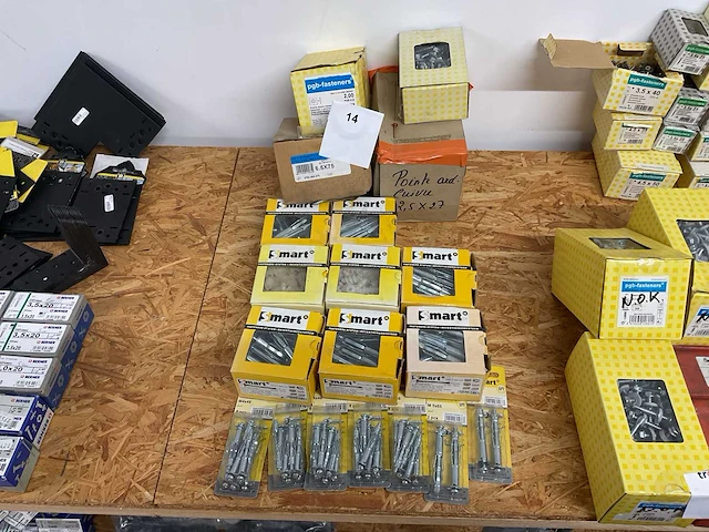 19 dozen gevelschroeven ; pluggen; metalen holle wand pluggen; gipsplaatpluggen - afbeelding 1 van  12