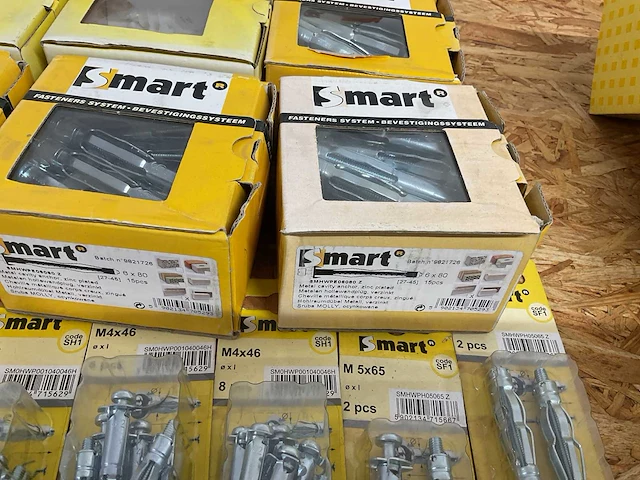 19 dozen gevelschroeven ; pluggen; metalen holle wand pluggen; gipsplaatpluggen - afbeelding 9 van  12