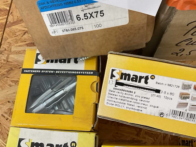 19 dozen gevelschroeven ; pluggen; metalen holle wand pluggen; gipsplaatpluggen - afbeelding 11 van  12