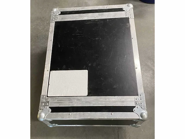 19" flightcase met extra diepte en zware wielplaat. - afbeelding 1 van  5