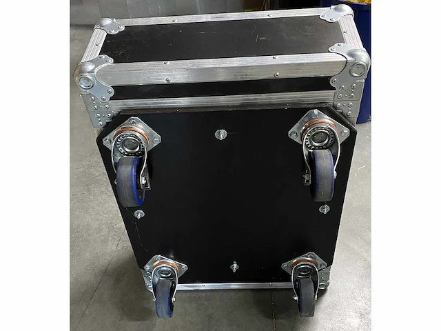 19" flightcase met extra diepte en zware wielplaat. - afbeelding 2 van  5