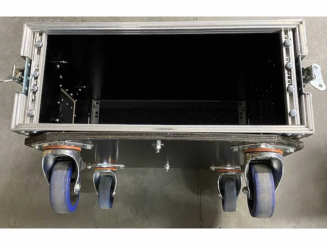19" flightcase met extra diepte en zware wielplaat. - afbeelding 3 van  5