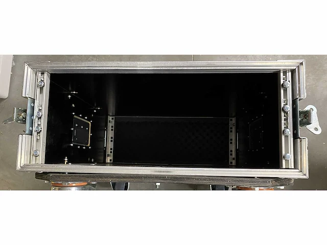 19" flightcase met extra diepte en zware wielplaat. - afbeelding 4 van  5