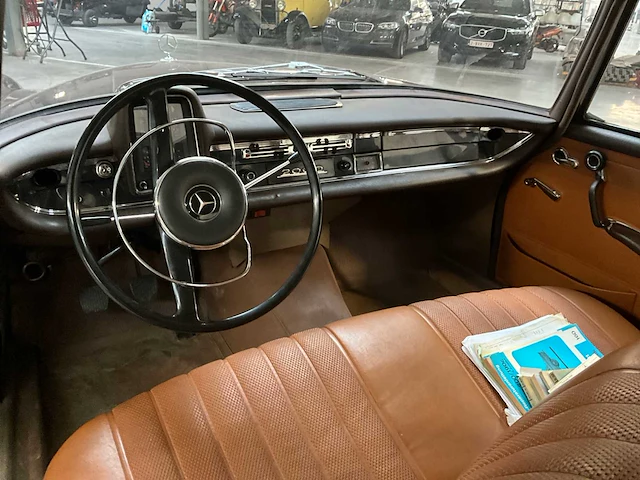 1965 mercedes-benz 200 personenauto - afbeelding 21 van  29