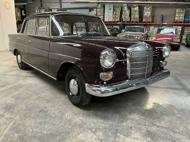 1965 mercedes-benz 200 personenauto - afbeelding 8 van  29