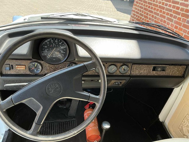 1978 volkswagen cabrio kever 1.6 injectie white edition karmann oldtimer - afbeelding 26 van  42