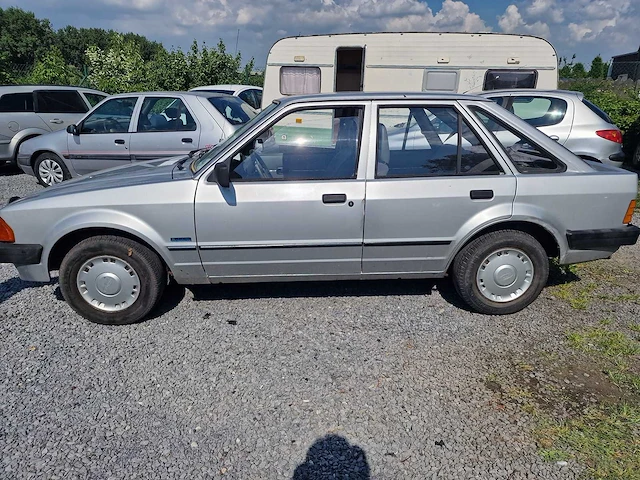1985 ford escort oldtimer - afbeelding 12 van  33