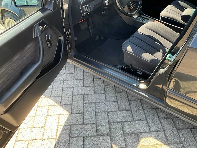 1988 mercedes 260e oldtimer 6 cilinder - afbeelding 28 van  59