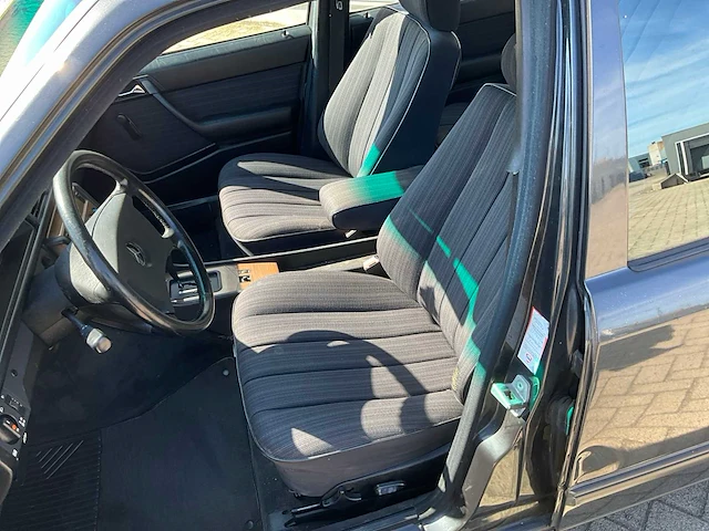 1988 mercedes 260e oldtimer 6 cilinder - afbeelding 30 van  59