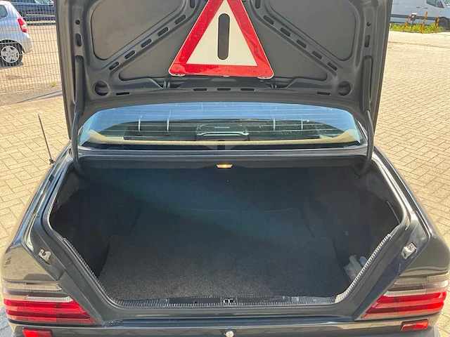 1988 mercedes 260e oldtimer 6 cilinder - afbeelding 44 van  59
