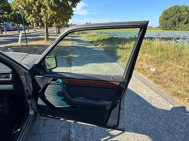 1990 mercedes-benz 300d oldtimer - afbeelding 18 van  32