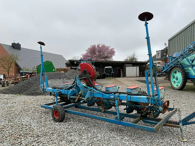 1990 monosem 6 rij pneumatische maïspootmachine zaaimachine - afbeelding 10 van  18