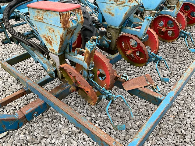 1990 monosem 6 rij pneumatische maïspootmachine zaaimachine - afbeelding 15 van  18