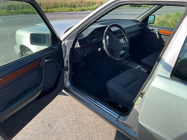1994 mercedes-benz stationwagen e250 oldtimer personenauto - afbeelding 3 van  25