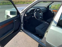 1994 mercedes-benz stationwagen e250 oldtimer personenauto - afbeelding 3 van  25