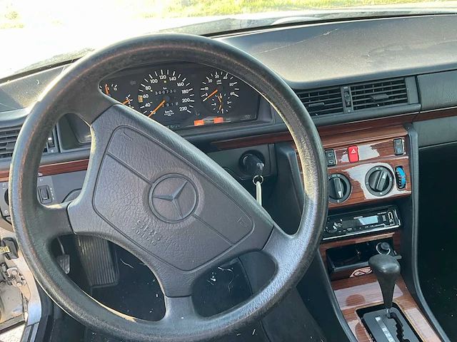 1994 mercedes-benz stationwagen e250 oldtimer personenauto - afbeelding 4 van  25