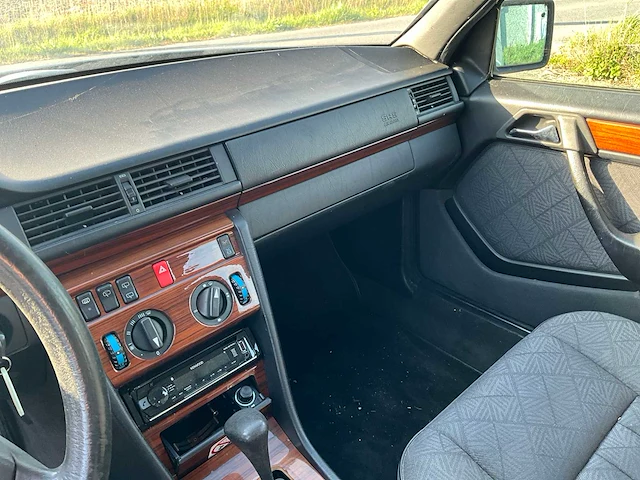 1994 mercedes-benz stationwagen e250 oldtimer personenauto - afbeelding 8 van  25