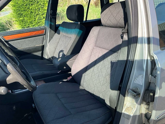 1994 mercedes-benz stationwagen e250 oldtimer personenauto - afbeelding 9 van  25