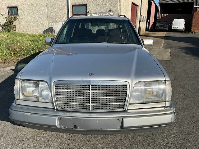 1994 mercedes-benz stationwagen e250 oldtimer personenauto - afbeelding 12 van  25