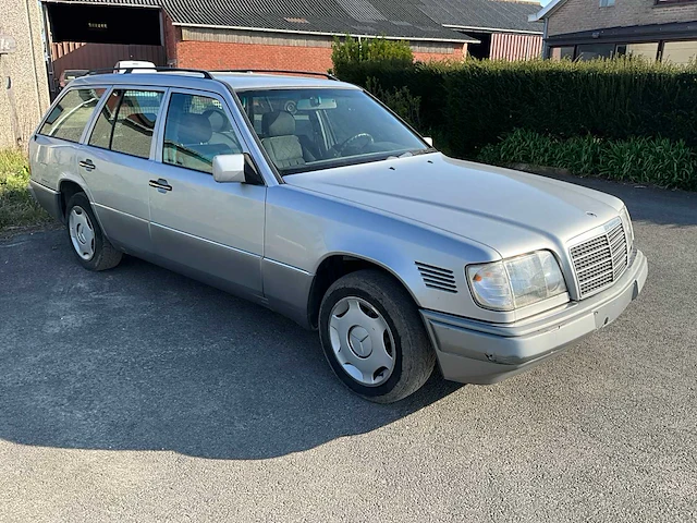 1994 mercedes-benz stationwagen e250 oldtimer personenauto - afbeelding 19 van  25