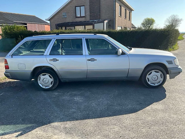 1994 mercedes-benz stationwagen e250 oldtimer personenauto - afbeelding 20 van  25