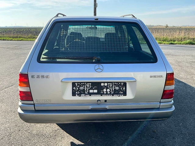 1994 mercedes-benz stationwagen e250 oldtimer personenauto - afbeelding 22 van  25