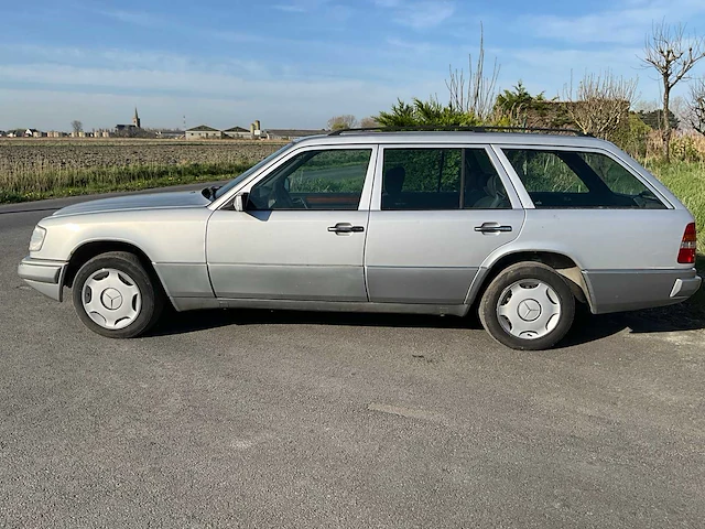 1994 mercedes-benz stationwagen e250 oldtimer personenauto - afbeelding 24 van  25