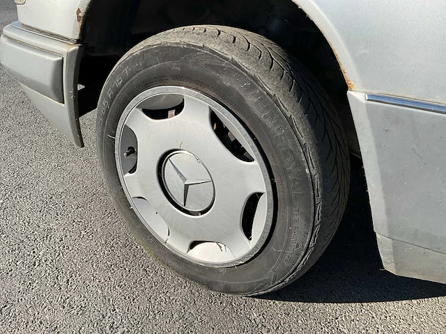 1994 mercedes-benz stationwagen e250 oldtimer personenauto - afbeelding 25 van  25