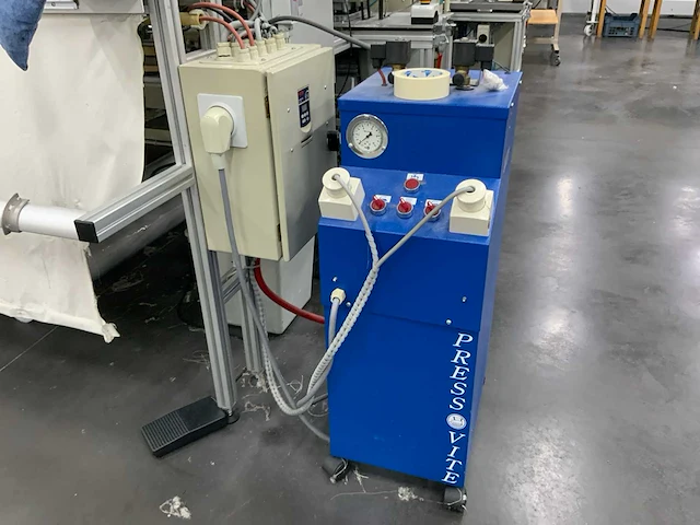 1994 rotox ia 390 automatische stoffen snij- en afboordmachine - afbeelding 2 van  17