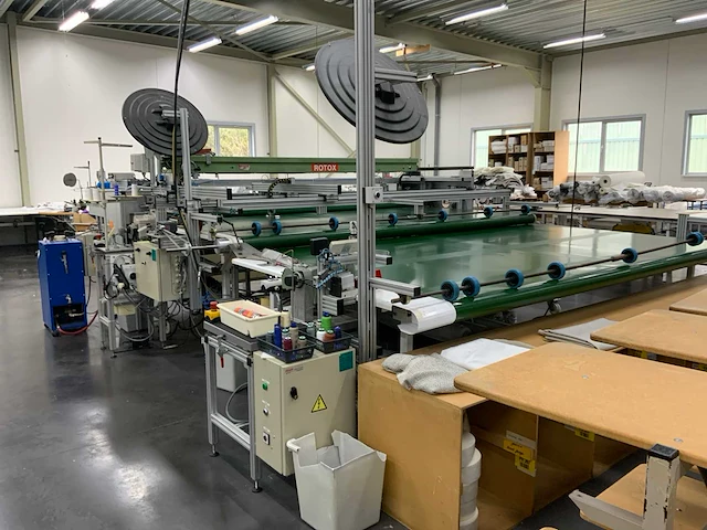 1994 rotox ia 390 automatische stoffen snij- en afboordmachine - afbeelding 13 van  17