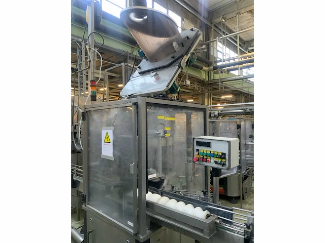 1995 langguth 4600 doppen- en etiketten machine - afbeelding 11 van  18